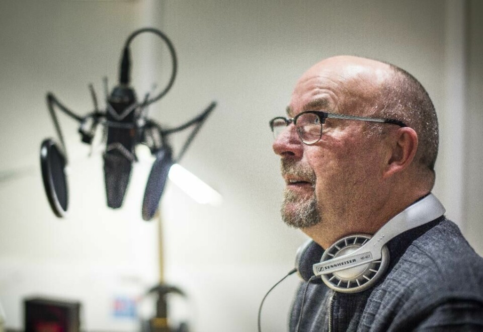SALMER: – Jeg synes det er dårlig gjort å gripe inn i en tekst som har stått i salmeboka i mange år, sier Helge Gudmundsen, som i en årrekke jobbet med andakten og Salmer til alle tider på NRK. Bak mikrofonen: Kortnavnet til Helge Gudmundsen i NRK-systemet var «Gud», de tre første bokstavene i etternavnet. – Det var flere som med glimt i øyet lurte på hvorfor NRK hadde satt «Gud» i et lite kott, og ikke i et stort studio.