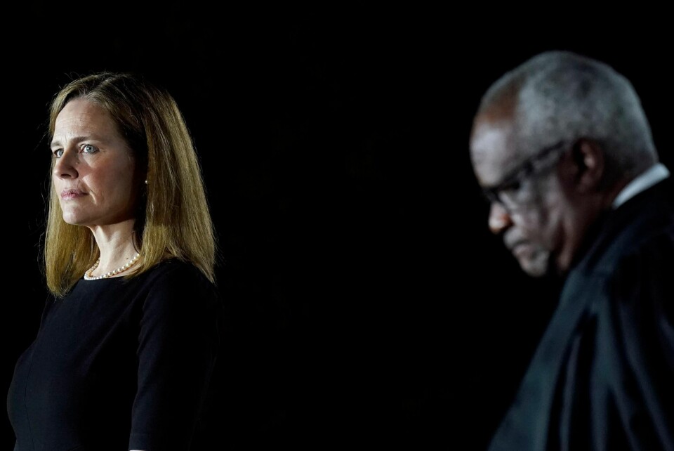 Amy Coney Barrett (til venstre) og dommer Clarence Thomas til høyre. Foto: AP/NTB