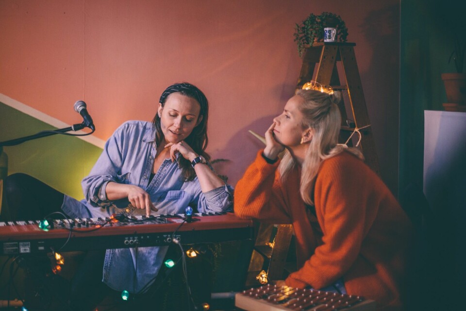 Marte Wulff og Charlotte Qvale er aktuelle både som femte luke i Vårt Lands julesalmekalender og med den ferske singelen «Mens alle sover».