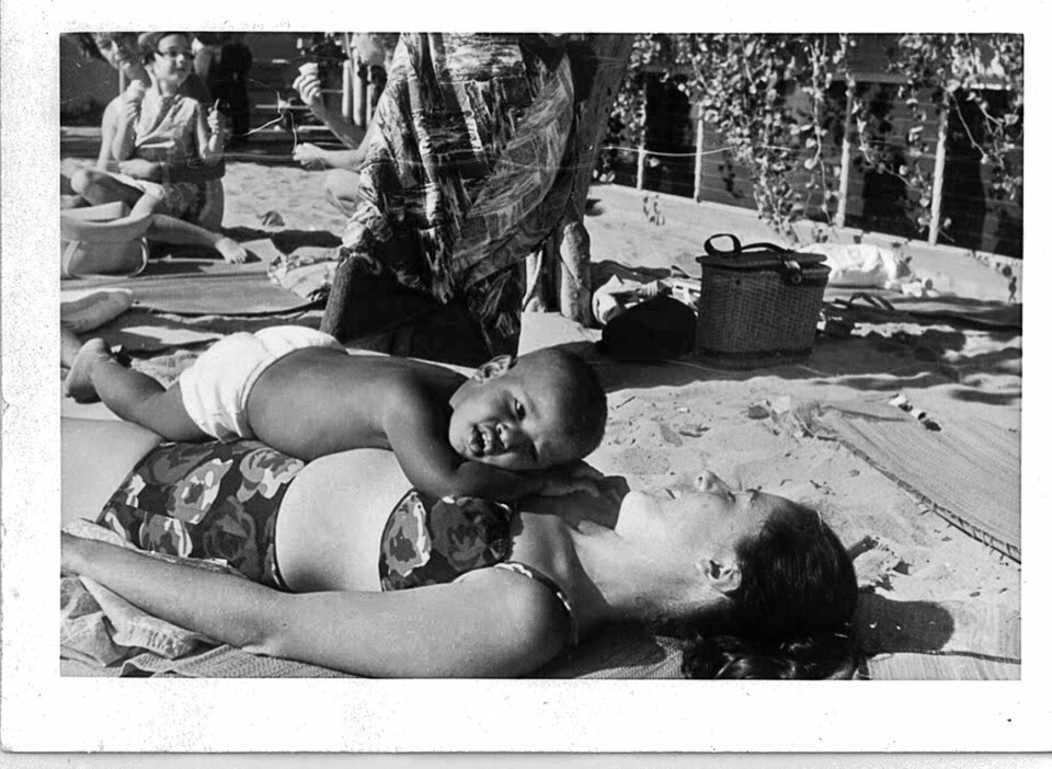 Barack og mora Ann Durham på Hawaii. Ho er blant personane som følger med gjennom store delar av boka. Foto: Privat/Cappelen Damm