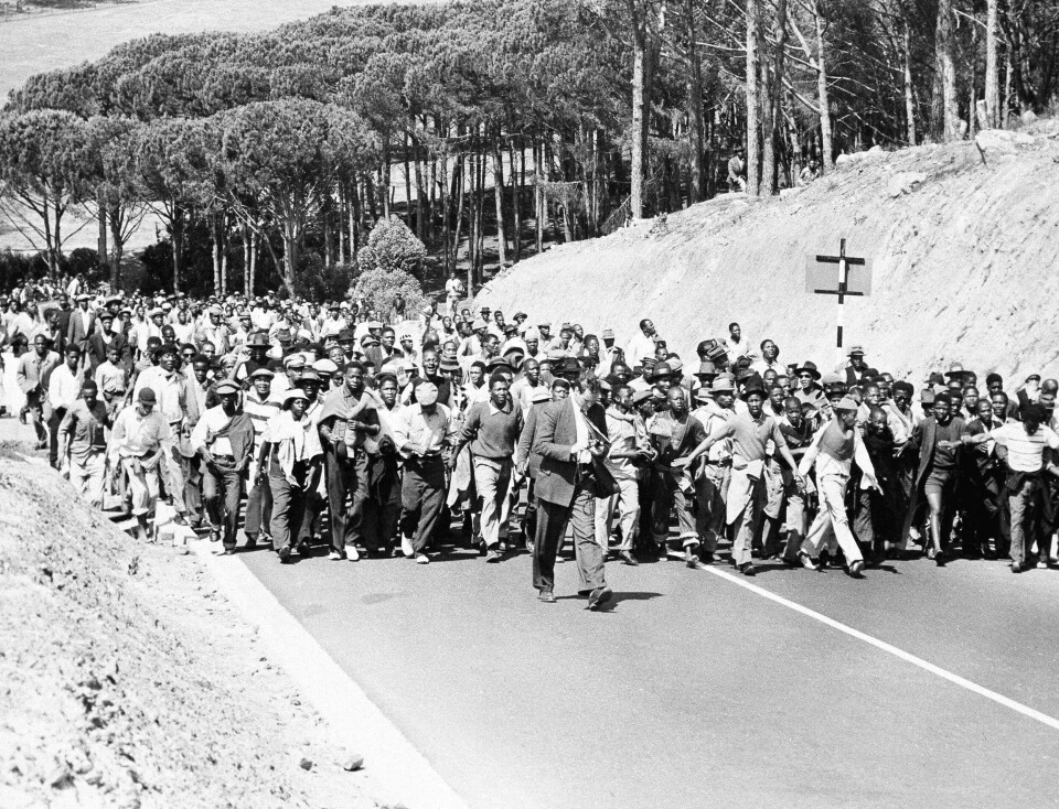 CAPE TOWN 1960: Svarte sørafrikanere er på vei til en politistasjon for å demonstrere mot fengslingen av over 100 opposisjonsledere. Lederne ble arrestert for å ha protestert mot myndighetens rasepolitikk.