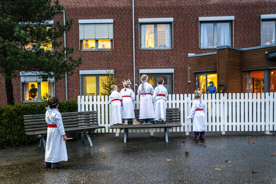 Leif Ingvald Skaug lager lokal-barne-TV med Edwin Ruuds barnehage. Barna går lucia-tog fra barnehagen og vinker til de som bor på Edwin Ruud omsorgsenter like ved. I løpet av dagen er Skaug innom åtte barnehager i kommunen for å filme episode to i adventsprogrammet.