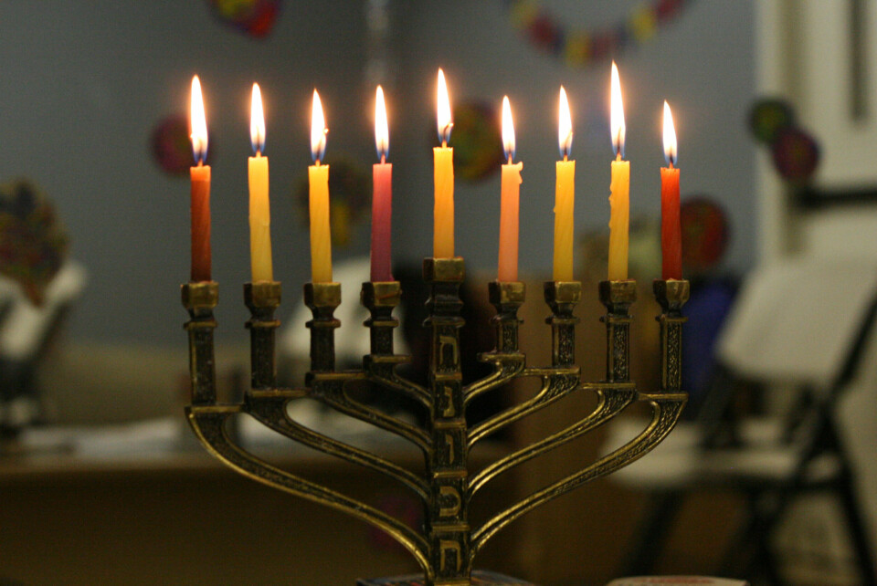 LYSFEST. Den åttearmede lysestaken er sentral i feiringen av hanukkah. Gjennom åtte dager tennes ett nytt lys hver dag. Det er til minne om de åtte dagene oljelampen i tempelet på mirakuløst vis brant, til man hadde fått tid til å fremstille ny olje til den hellige flammen. Menorah