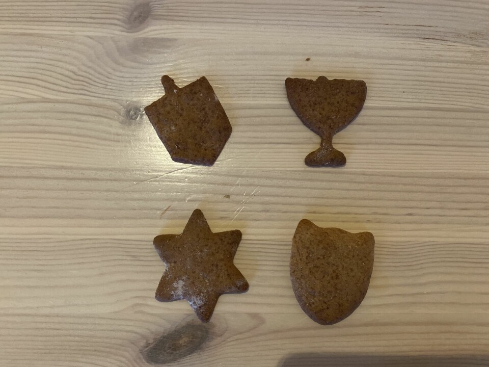 NYT. Nybakte hanukkah-pepperkaker, klare til fortæring. God jul og gledelig hanukkah! pepperkaker