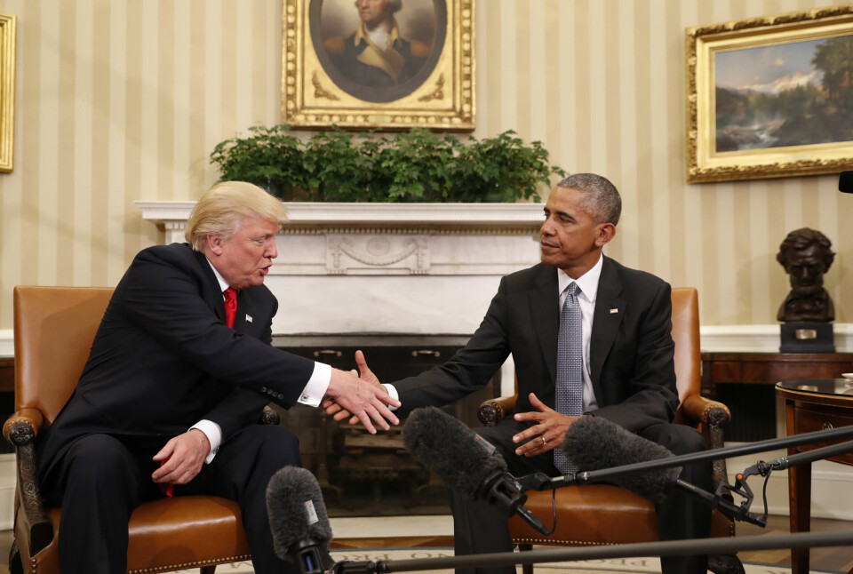 OVERTOK: Tidligere president Barack Obama hilser Donald Trump velkommen til Det ovale kontor i 2016. Det har ikke vært friksjonsfritt å skulle føre det videre til Joe Biden etter valget i 2020. President Barack Obama shakes hands with President-elect Donald Trump in the Oval Office of the White House in Washington, Thursday, Nov. 10, 2016. President Trump and his allies are harking back to his own transition four years ago to make a false argument that his own presidency was denied a fair chance for a clean launch. Press secretary Kayleigh McEnany laid out the case from the White House podium last week. Obama, who had portrayed Trump as an existential threat to the nation, invited the president-elect to the White House and visited with him in the Oval Office. Obama's aides also offered help to Trump's incoming staffers. (AP Photo/Pablo Martinez Monsivais)