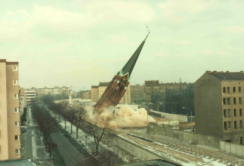 For å sikre en fri skuddlinje langs Berlinmuren måtte alle bygninger vekk. I 1985 var turen kommet til Forsoningskirken. For å sikre en fri skuddlinje langs Berlinmuren måtte alle bygninger vekk. I 1985 var turen kommet til Forsoningskirken.