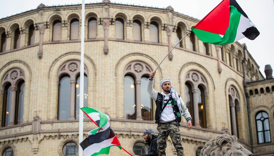 STORTINGET: En mann vifter med det palestinske flagget under en markering foran Stortinget i oktober. Nå ligger det an til å etableres et flertall for et forslag som tilsynelatende reder grunnen for en framtidig anerkjennelse av Palestina som selvstendig stat. En mann vifter med det palestinske flagget under en markering foran Stortinget i oktober. Nå ligger det an til å etableres et flertall for et forslag som tilsynelatende reder grunnen for en framtidig anerkjennelse av Palestina som selvstendig stat. Foto: Frederik Ringnes / NTB