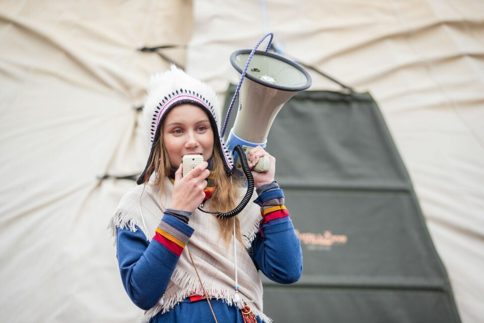 AKSJONIST: Fosen-aksjonist Ella Marie Hætta Isaksen, her fra en demonstrasjon på Slottsplassen i høst i forbindelse med toårsdagen for høyesterettsdommen. Fosen-aksjonist Ella Marie Hætta Isaksen på Slottsplassen fredag. Det er nå to år siden Høyesterett slo fast at vindturbinene på Fosen strider med urfolks rettigheter og menneskerettighetene. Foto: Emilie Holtet / NTB