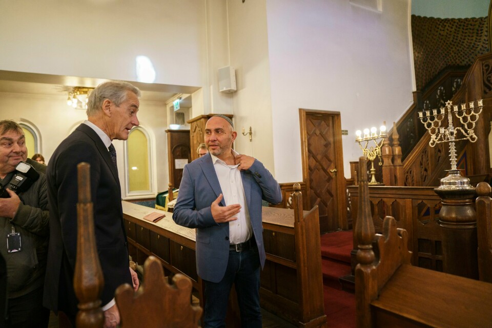 DMT: Styreleder Ronen Bahar i Det mosaiske trossamfund er ikke overrasket over tallene. Her sammen med statsminister Jonas Gahr Støre (Ap). Statsminister Jonas Gahr Støre besøker synagogen i Oslo. Michael Kohn og Styreleder Ronen Bahar.