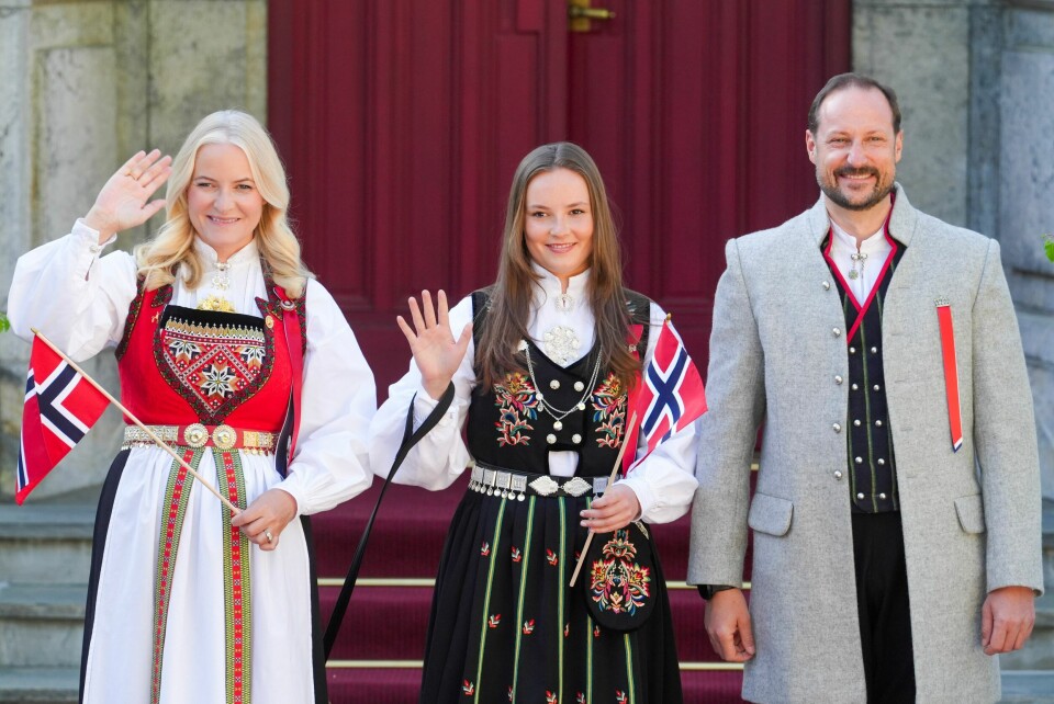 SKAUGUM: Kronprinsesse Mette-Marit, kronprins Haaakon og prinsesse Ingrid Alexandra hilser i barnetoget under 17.mai-feiringen på Skaugum. Kronprinsesse Mette-Marit, prinsesse Ingrid Alexandra og kronprins Haakon hilste barnetoget på Skaugum. Foto: Lise Åserud / NTB