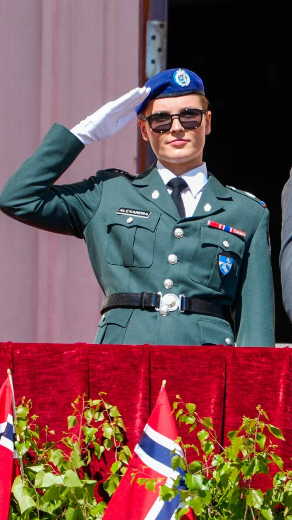 UNIFORM: Kongefamilien hilser barnetoget i Oslo fra Slottsbalkongen på Slottet. Prinsesse Ingrid Alexandra i uniform. Prinsesse Ingrid Alexandra i uniform på nasjonaldagen. Foto: Heiko Junge / NTB