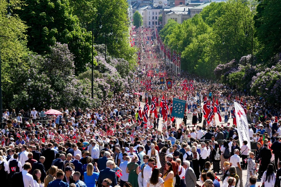 OSLO: I underkant av en halv million mennesker var ifølge politiet i Oslo sentrum for å feire 17. mai. Rundt en halv million mennesker befinner seg i Oslo sentrum på nasjonaldagen. Avbildet er barnetoget, der 119 barneskoler går i tog opp mot slottet. Foto: Heiko Junge / NTB
