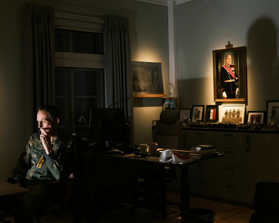 TIL RØTTENE: Det blir ofte lange dager på kontoret for forsvarssjef Eirik Kristoffersen. Men når han får tid, reiser han til hytta i Bjerkvik. Norges forsvarssjef Eirik Kristoffersen på hans kontor i Forsvarsdepartementet.