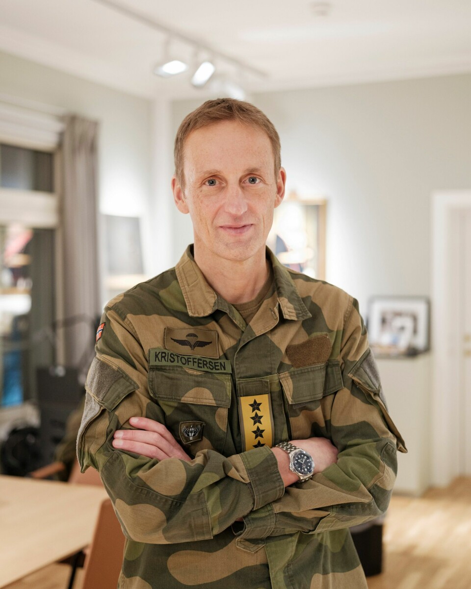 DEKOR: Kristoffersen har tjenestegjort i blant annet Afghanistan, og er en av de høyest dekorerte soldatene i aktiv tjeneste i Norge. Norges forsvarssjef Eirik Kristoffersen på hans kontor i Forsvarsdepartementet.