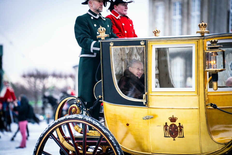Dronning Margrethe ankom Christiansborg slott i karet fra Amalienborg før tronskiftet søndag ettermiddag. Vognen var eskortert av Gardehusarregimentets Hesteskadron. Dronning Margrethe ankom Christiansborg slott i karet fra Amalienborg før tronskiftet søndag ettermiddag. Vognen var eskortert av Gardehusarregimentets Hesteskadron. Foto: Emil Nicolai Helms / Ritzau Scanpix / NTB