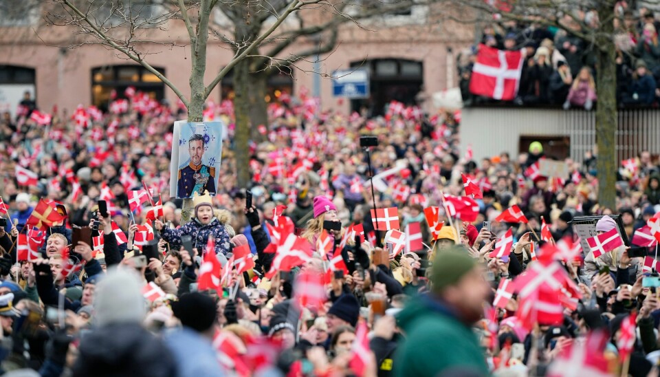 Mange strømmet til slottsplassen i København for å oppleve tronskiftet søndag. Mange strømmet til slottsplassen i København for å oppleve tronskiftet søndag. Foto: Bo Amstrup / Ritzau Scanpix via AP