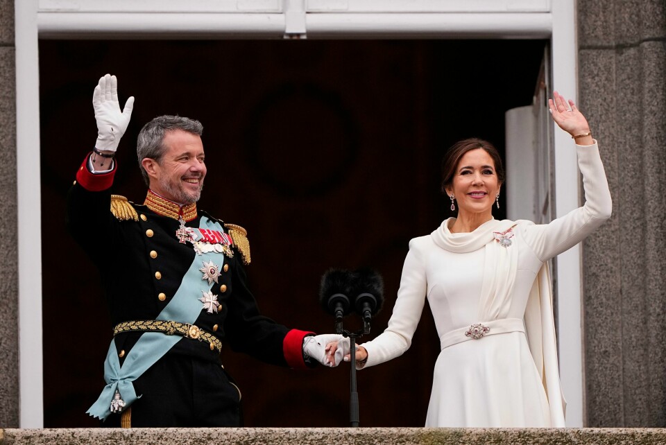 Kong Frederik 10. og dronning Mary vinket til tilskuerne fra slottsbalkongen på Christiansborg i København. Kong Frederik og dronning Mary på balkongen på Christiansborg slott søndag. Foto: Bo Amstrup/Ritzau Scanpix / NTB