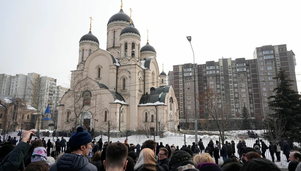 STORT OPPMØTE: Flere tusen har samlet seg utenfor kirken hvor Navalnyj begraves. People gather outside the Church of the Icon of the Mother of God Soothe My Sorrows, in Moscow, Russia, Friday, March 1, 2024. Relatives and supporters of Alexei Navalny are bidding farewell to the opposition leader at a funeral in southeastern Moscow, following a battle with authorities over the release of his body after his still-unexplained death in an Arctic penal colony. (AP Photo)