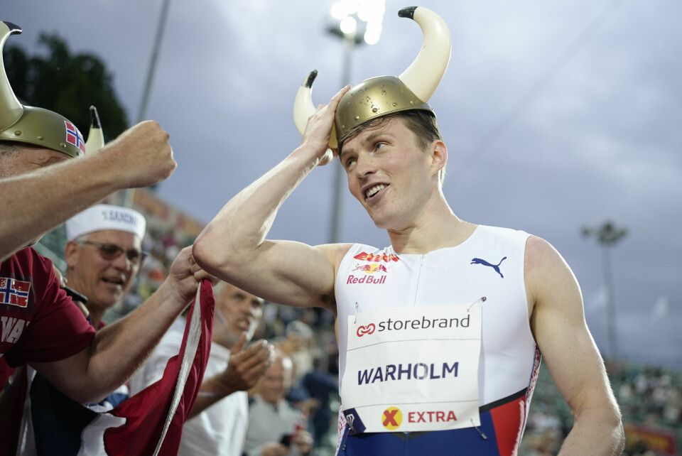 OSLO: Her blir Karsten Warholm kronet med vikinghjelm av supportere etter 400m hekk menn under Bislett Games 2021. Karsten Warhol