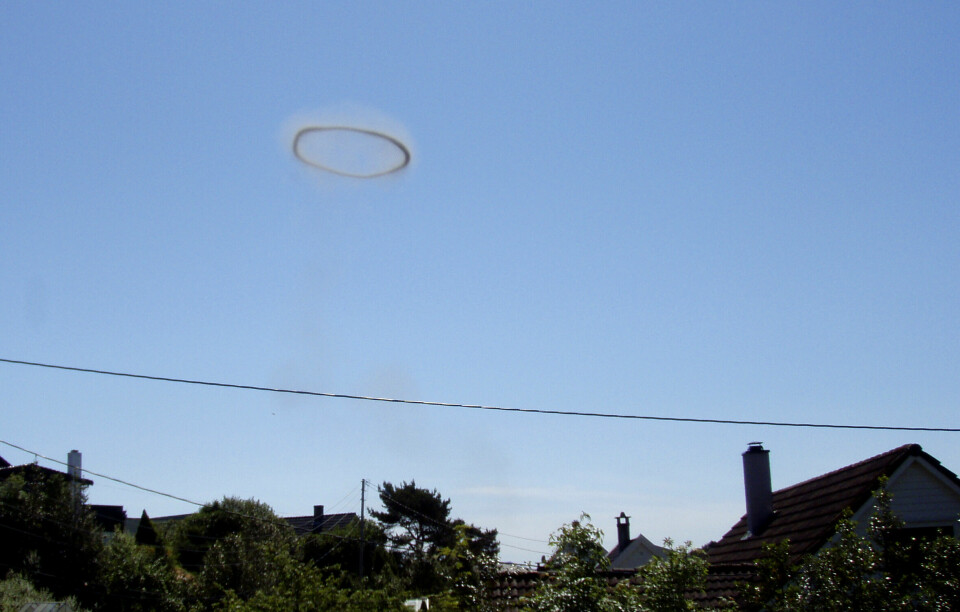 UFO: Denne 'ufoen' svevde over Aslaksvikjo i Leirvik på Stord I 2007. Røykskyen oppsto under arbeid ved Leirvik Module Technology, og svevde over området i et par minutter før den løste seg opp. LEIRVIK, STORD, 20070615:Denne 'ufoen' svevde over Aslaksvikjo i Leirvik på Stord fredag formiddag. Røykskyen oppsto under arbeid ved Leirvik Module Technology, og svevde over området i et par minutter før den løste seg opp. Foto: Kjetil Øyehaug / SCANPIX