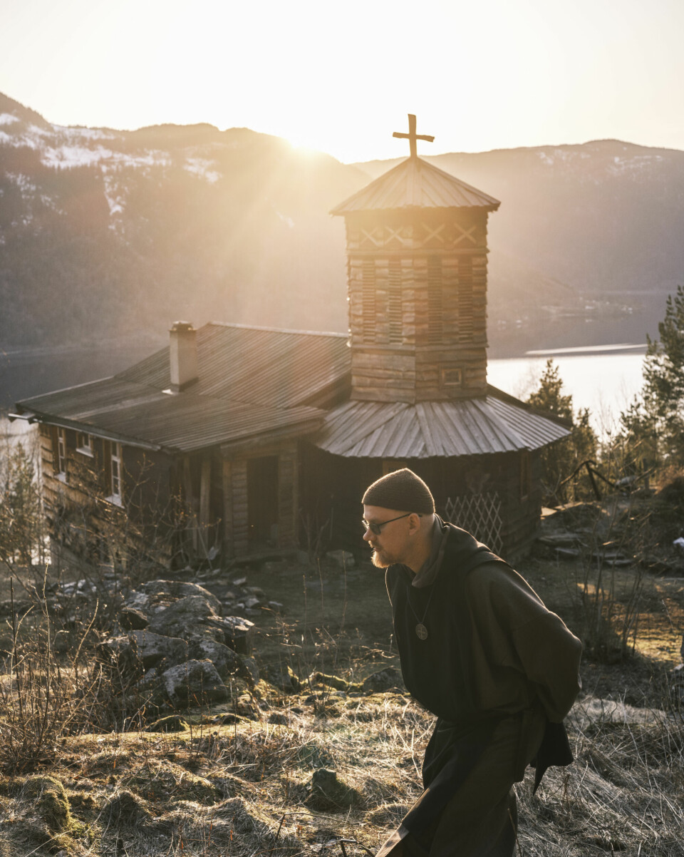 TØMMERMANNEN: Munk Serafim har reist de foresggjorte byggverkene på området – eller som munk Miikael (bildet) sier: byggverkene er reist av St. Josef, Marias ektemann, gjennom munk Serafims hender. Munk Miikael. Hylland munkelyd, Tinn i Telemark.
