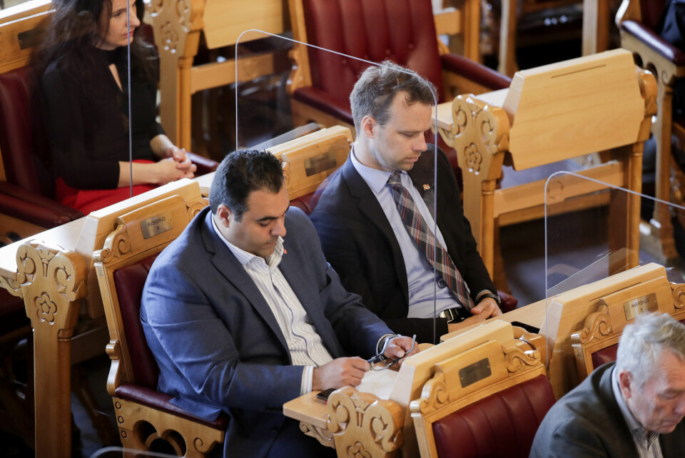 Masud Gharahkhani (Ap) og Jon Helgheim (Frp) sitter sammen, men adskilt av et pleksiglass. Foto: Vidar Ruud / NTB