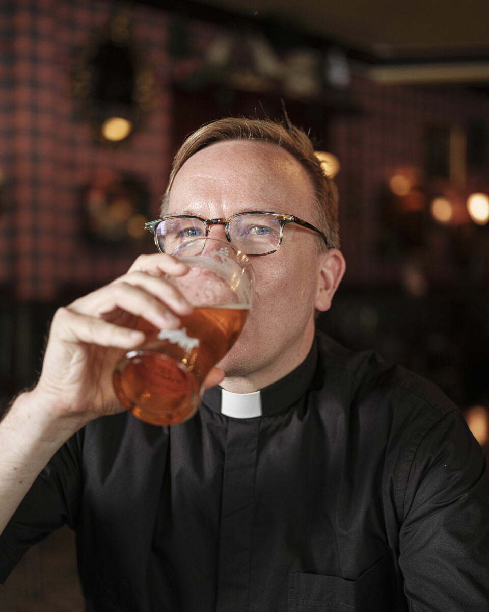 MÅTEHOLDETS DYD: – Det er intensjon og bruk som avgjør om ting blir syndige eller ikke. Misbruk er alltid galt. På en pub i Oslo har den katolske presten Pål Bratbak blitt med på en halvliter øl.