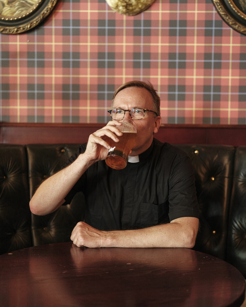 ALKOHOLDIG NATTVERDSVIN: Pater Pål Bratbak forteller om en av «problemene» som kan oppstå når vinen i nattverden er alkoholholdig. På en pub i Oslo har den katolske presten Pål Bratbak blitt med på en halvliter øl.