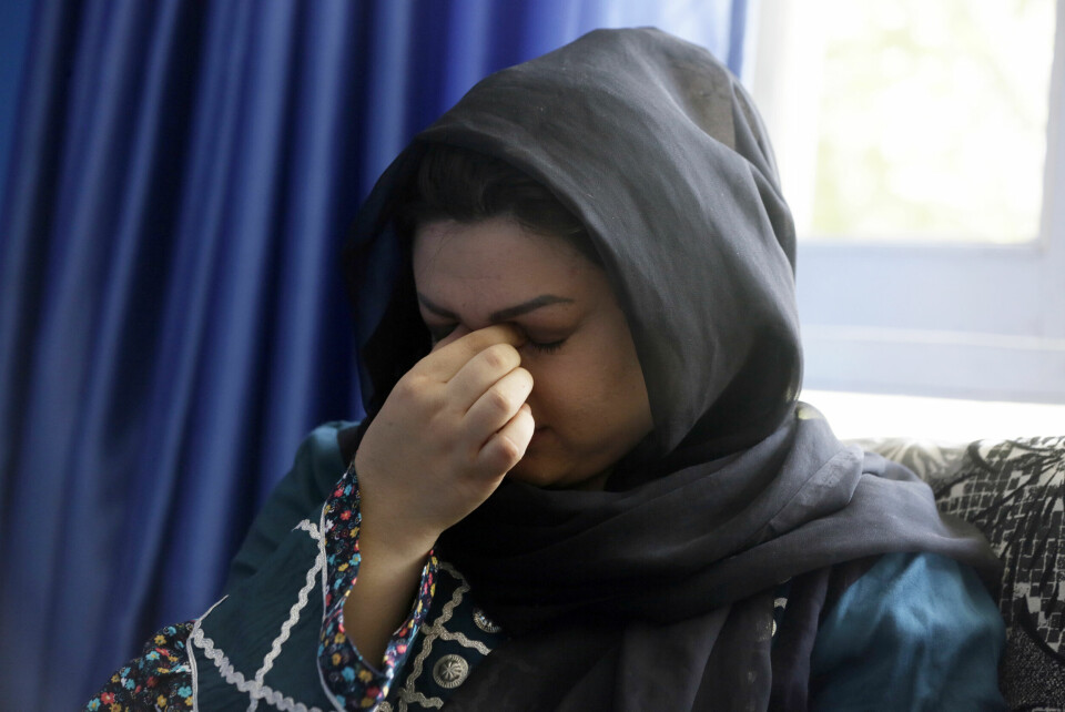 GRÅT: Aktivisten Zarmina Kakar tar til tårene under et intervju med nyhetsbyrået AP fredag. Hun var et år gammel da Taliban tok Kabul første gang, i 1996. Zarmina husker at moren hennes ble pisket av en Taliban-soldat for å ha vist ansiktet sitt i et par minutter. – Vi kan komme tilbake til de mørke dagene, sier hun. Afghanistan. Taliban
