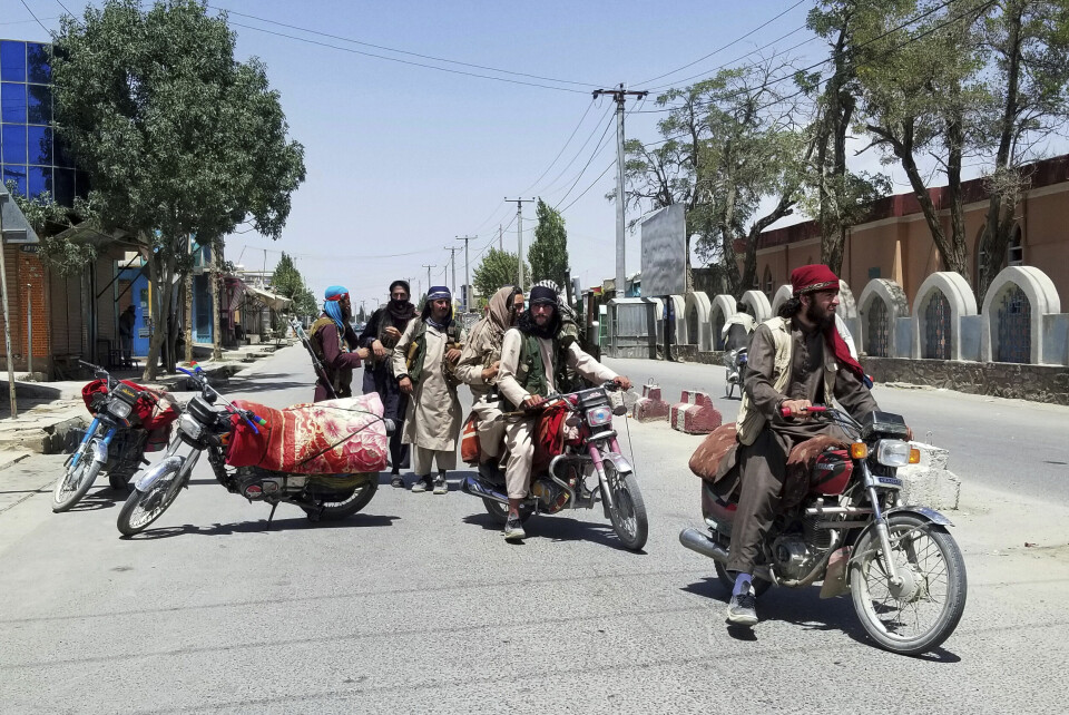 PATRULJERER: Taliban-krigere patruljerer inne i byen Ghazni. Afghanistan. Taliban