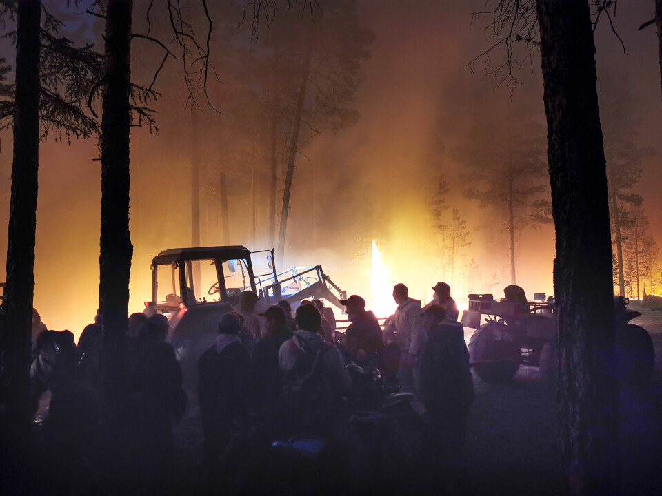 HJELPER TIL: Mange frivillige er med på innsatsen for å prøve å stanse skogbrannene. Volunteers prepare to douse a forest fire in the republic of Sakha also known as Yakutia, Russia Far East, Saturday, July 17, 2021. Russia has been plagued by widespread forest fires, blamed on unusually high temperatures and the neglect of fire safety rules, with the Sakha-Yakutia region in northeastern Siberia being the worst affected. (AP Photo/Ivan Nikiforov)