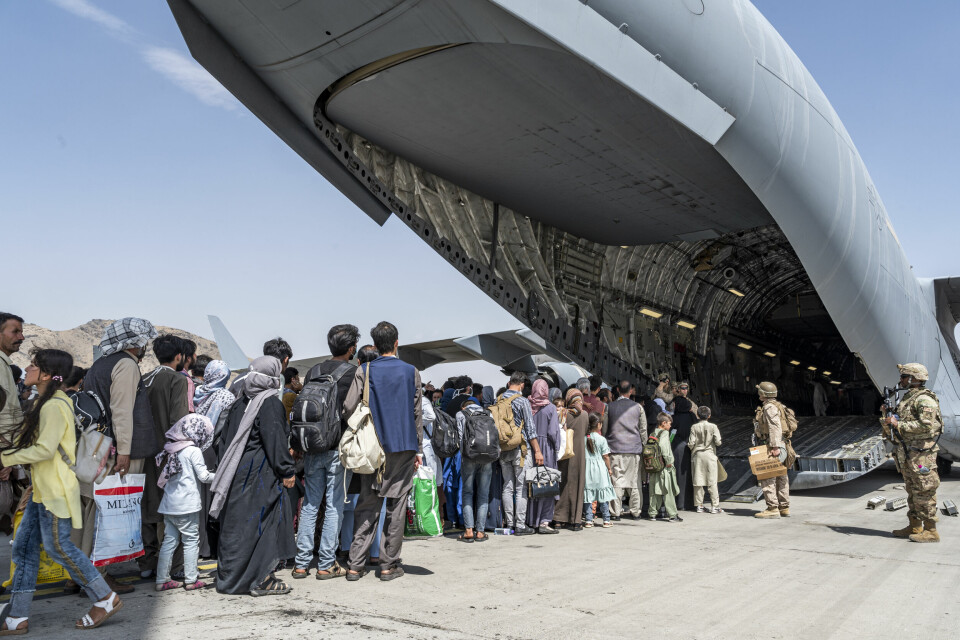 FRIHET: Afghanere evakueres av amerikanske styrker. Afghanere og utledninger i kø for å komme om bord i et amerikansk C-17-fly for å flys ut av Kabul. Foto: Senior Airman Brennen Lege / U.S. Air Force via AP / NTB
