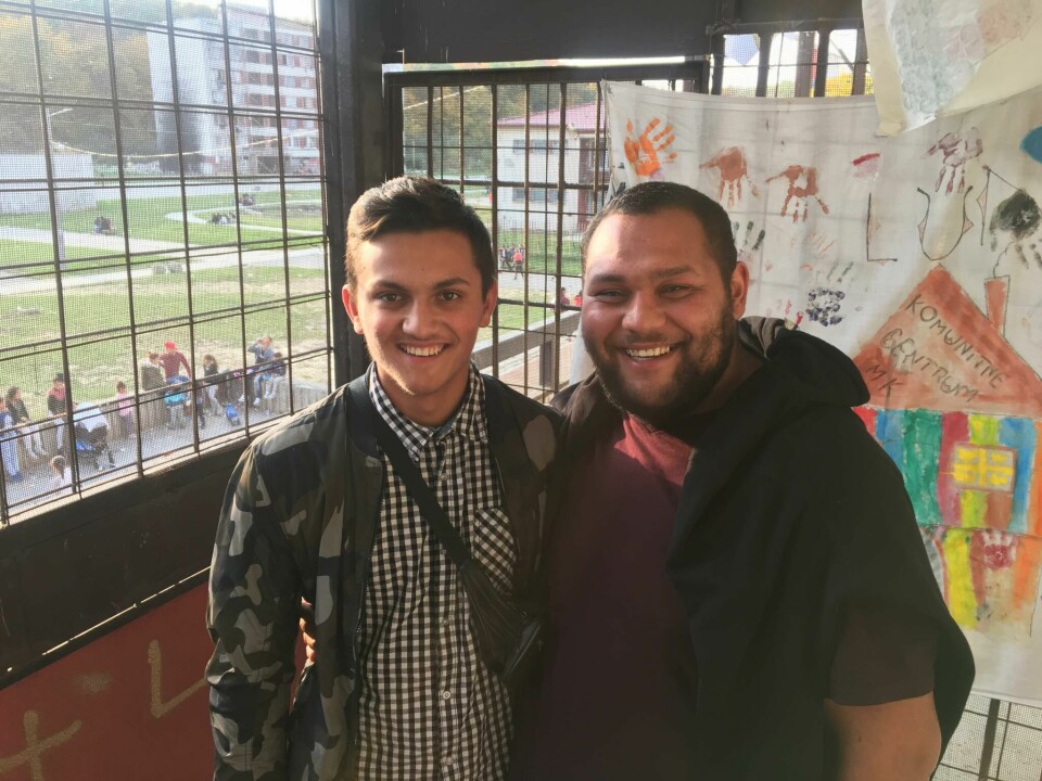 VIL UT AV FATTIGDOM: – Utdannelse er den eneste veien ut av fattigdom, sier Michal Sivák (til høyre), som veileder 17-årige Ferenc Horváth. Lunik, Slovakia