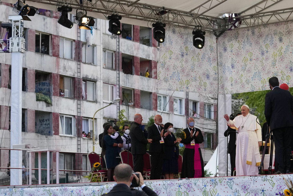 BESØK: Pave Frans møtte mennesker i rom-miljøet i bydelen Lunik IX i byen Kosice i Slovakia tirsdag i forrige uke. Paven i Lunik, Slovakia