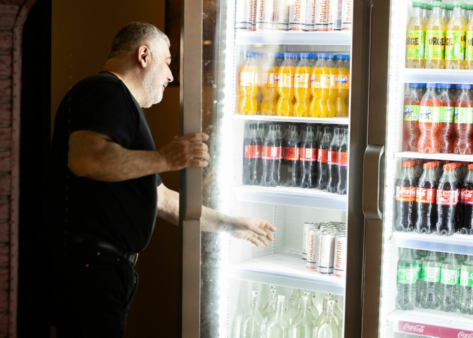 ETTERPURT: På restauranten Zitona i Oslo ser dagleg leiar Mohamad Belal Al-Hindi at boksane med Palestine Cola går unna. Han må ofte fylle på i brusskåpet. Daglig leder i Zitona selger Palestine-Cola til gjestene sine