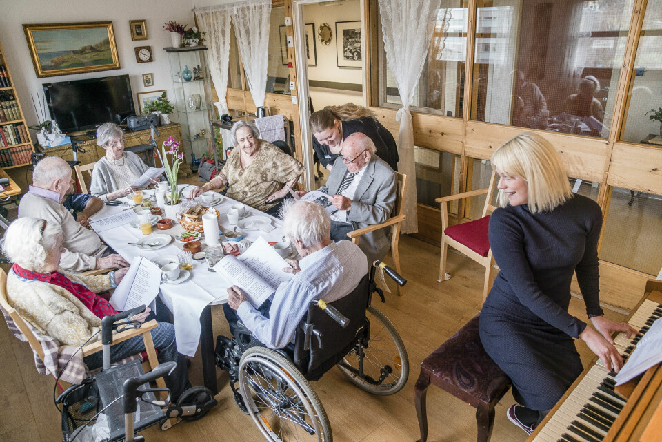 Bør sykehjem være et sted med mye ro og stillhet? På Paulus sykehjem tenker de stikk motsatt. For beboere med kognitiv svekkelse eller demensdiagnose, fører kultur som en del av den daglige omsorgen til bedring i helsetilstanden.