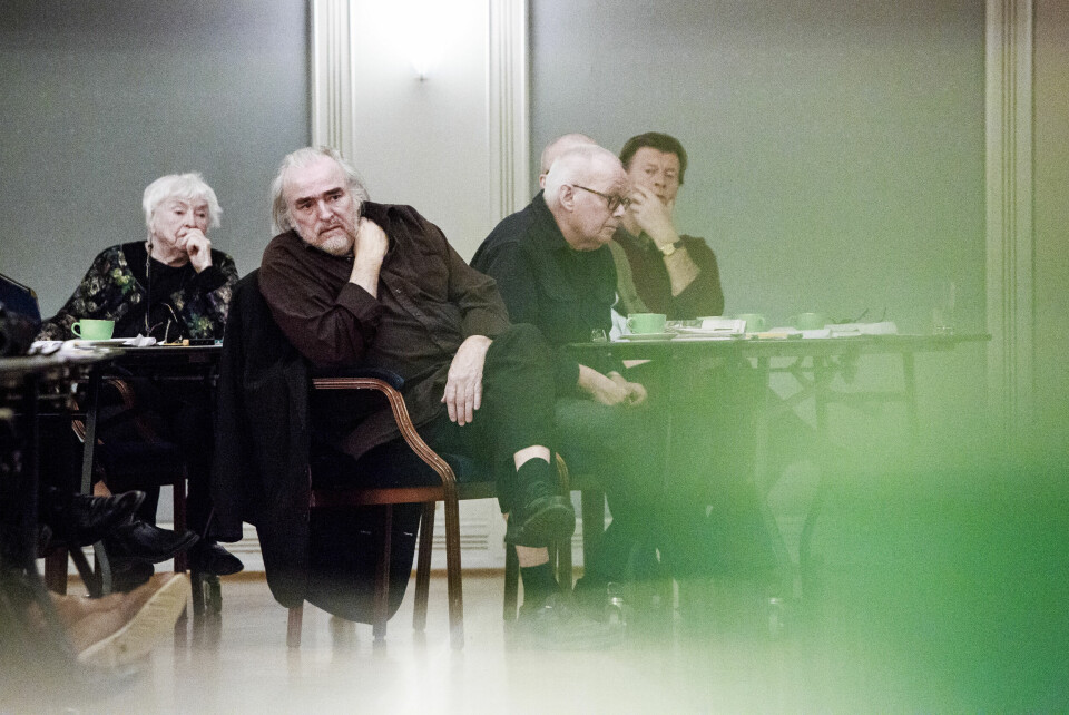 Forfatterveteran Ole Robert Sunde fulgte paneldebatten om norsk litteraturpolitikk på Hotel Bristol, lørdag 25. mars. Til høyre Jørgen Gunnerud. Foto: Adrian Nielsen