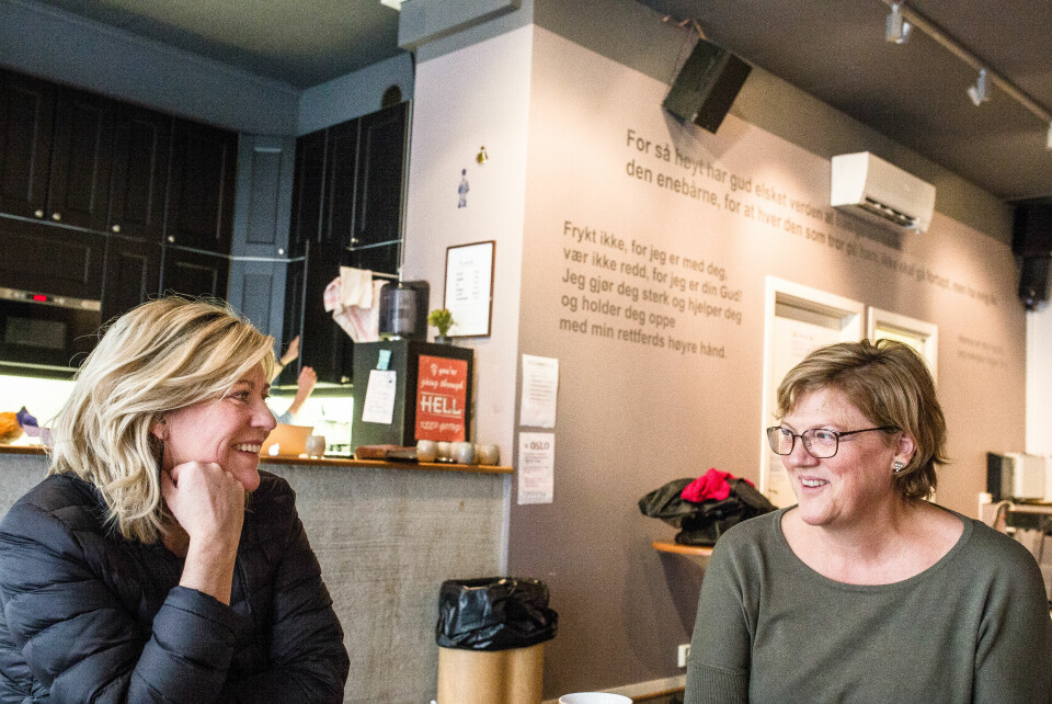 Gunhilde Brun-Pedersen (til venstre) hadde hørt om Maritastiftelsen, men det var noe helt annet da hun en kveld og natt fikk være i kafeen der kvinner som lever av prostitusjon kom og takket Gud for livet. Hun synes alle kristne skulle fått se hva som skjer på kafeen til Marita Women, som Kristin Strandengen (til høyre) er avdelingsleder for. Foto: Dorthe Karlsen