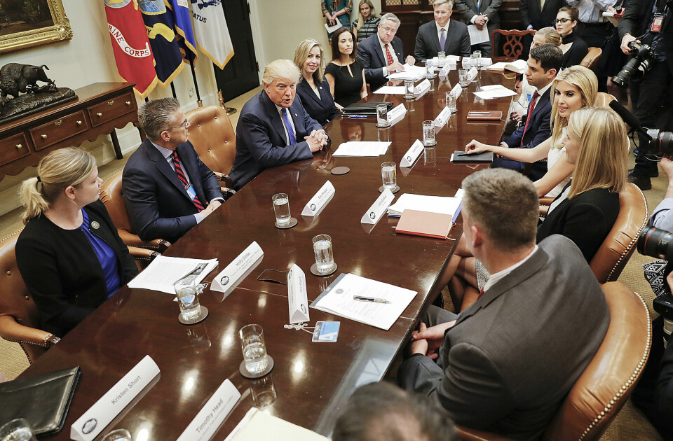 Rundt bordet i Det hvite hus sitter flere kristne slaveri-aktivister når president Donald Trump 23. februar holder en konsultasjon om menneskehandel. Til venstre for Trump sitter Gary Haugen som driver den kristne organisasjonen International Justice Mission. Foto: Pablo Martinez Monsivais/ AP Photo/NTB scanpix