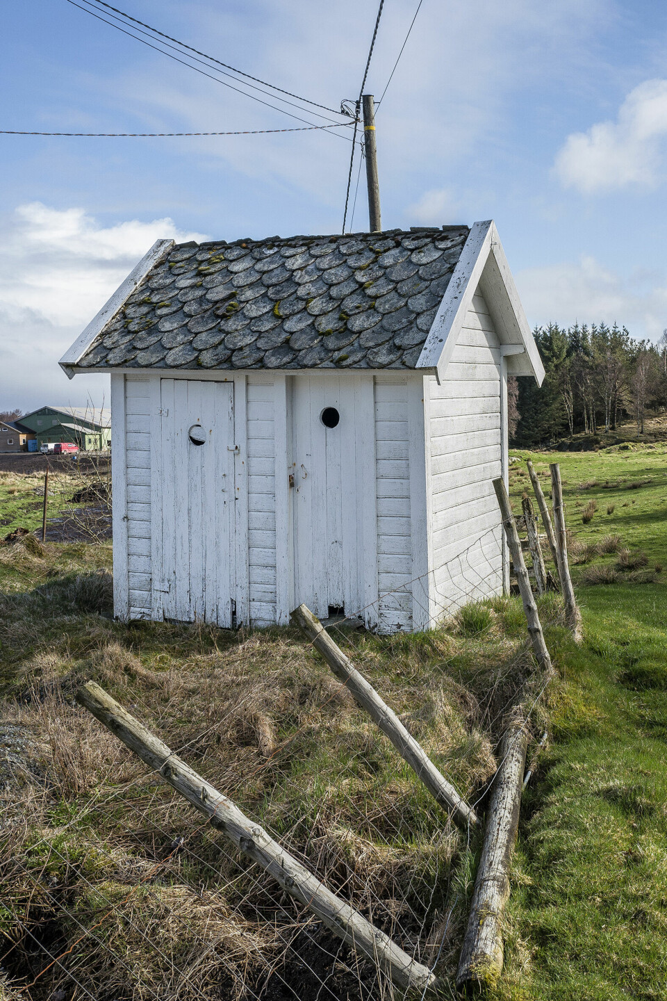 Frem til nylig måtte besøkende på Mølstre bedehus tre av på utedo. Nå er det lagt inn vann og avløp – en betingelse for fortsatt aktivitet på bedehuset.