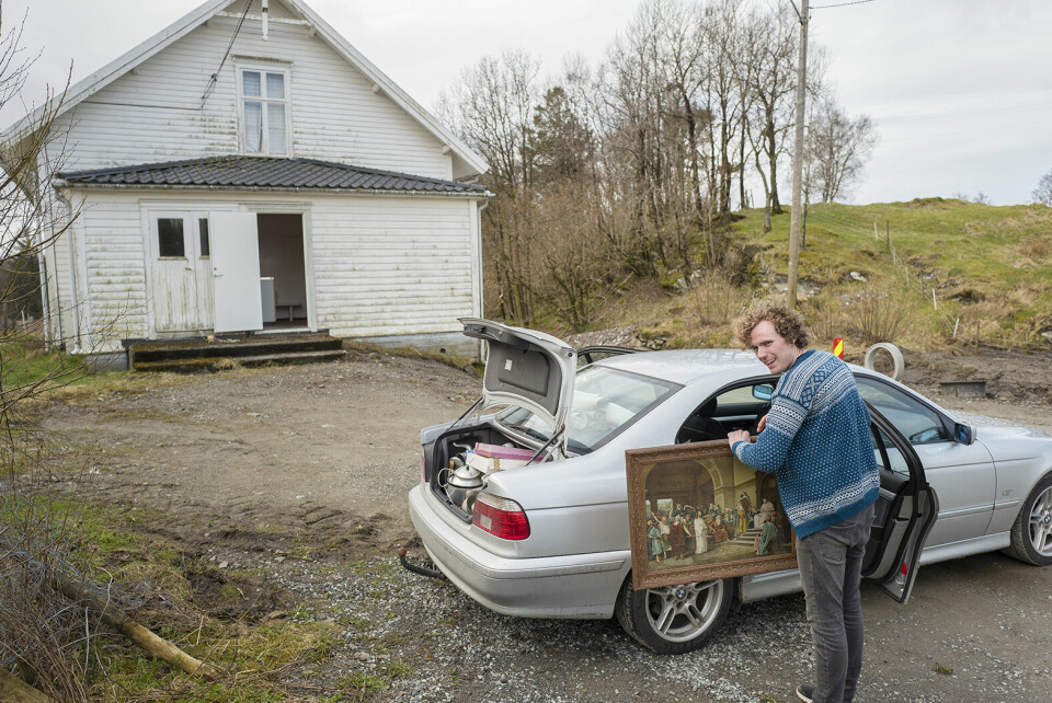Govert Edvar Grindhaug fra Haugaland bedehusmuseum har fylt opp bilen med malerier fra Mølstre bedehus i Sveio.