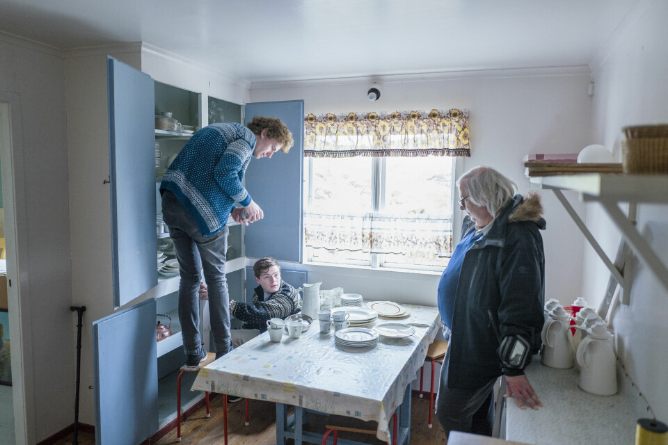 Svein Helge Bergfjord og Govert Edvar Grindhaug tømmer kjøkkenskapene på Mølstre bedehus.
– Vi kan vise en historisk utvikling fra kopperkjeler til aluminumkjeler til kaffetraktere, sier Grindhaug.