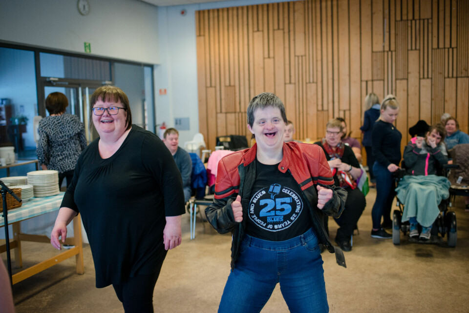 Marie Weltzin (t.h.) digger Wenche Myhre, og får innspill fra instruktør Marit Bøe når hun skal opptre med «Når jeg blir 66».