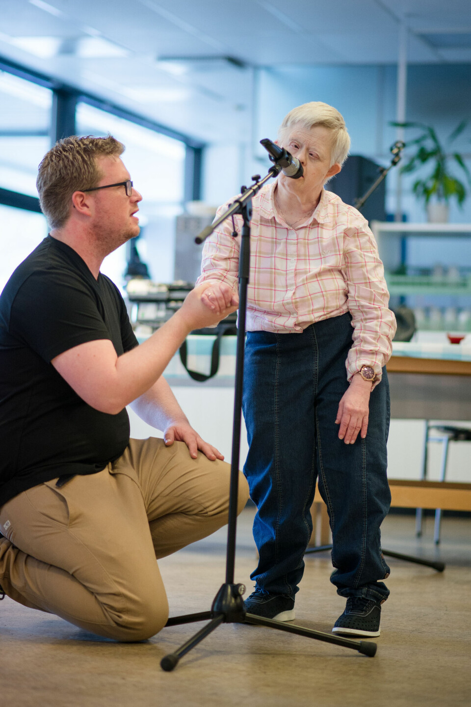 Anne Marie Bergskot pleier å bli litt nervøs når hun opptrer. Så denne gangen øver de like gjerne inn at Ruben Kvålseth holder henne i handa mens hun synger «Min båt er så liten» og «Om jeg er liten eller stor».