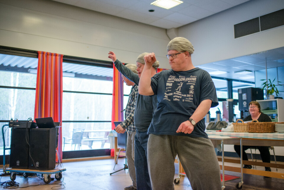 Musikken skifter brått, og de syngende husmødre Eivind Kvålen (f.v.), Lars Tore Steinmoen og Jan Helgesen danser til rapperen 50 Cent.