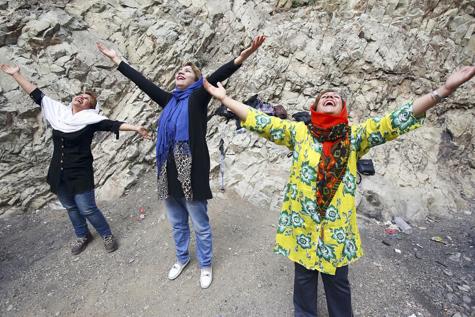 Den enkeltes egen innstilling er klart viktigste faktor for hvor tilfredse vi føler oss. Det danker ut levestandard og gener ifølge Word Happiness Database. På bildet praktiseres latter-yoga i en av forstedene i den iranske hovedstaden Teheran. Foto: AP/Vahid Salemi/NTB scanpix