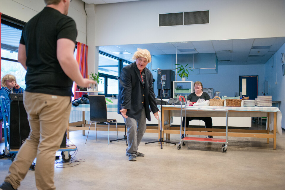 Underholdning med utviklingshemmede ofte skal være så riktig at det blir helt feil, mener instruktør Ruben Kvålseth. Så i Kulturgruppa på Notodden gjør de heller det de syns er gøy. Eivind Kvålen skal gjøre forestillingen great again som Donald Trump.