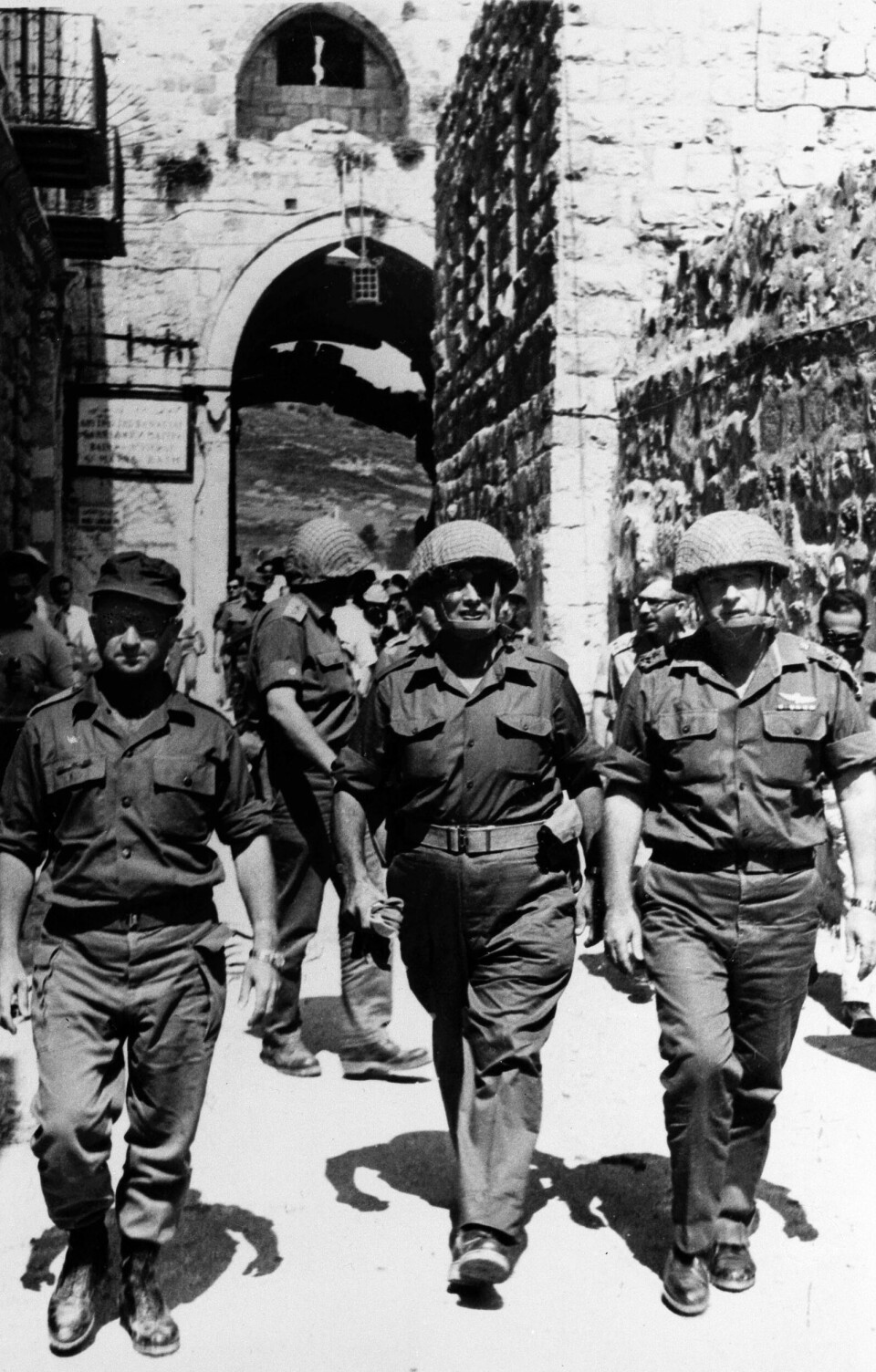 7. juni 1967 går IDFs stabssjef Yitzhak Rabin, Israels forsvarsminister Moshe Dayan og øverstkommanderende for Jerusalem-styrken, Uzi Narkis seirende gjennom Løveporten inn til Gamlebyen i Jerusalem. Israel har nettopp erobret Øst-Jerusalem fra Jordan. Bildet er ansett som ikonisk i israelsk krigshistorie. Foto: Israeli Government Press. Office/AP. Photo/NTB Scanpix