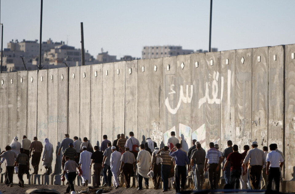 700 kilometer med betongmur skiller Israel fra Vestbredden langs den grønne linjen. Mens Israel kaller det en sikkerhetsmur, kaller palestinerne det for apartheid. Foto: Majdi Mohammed