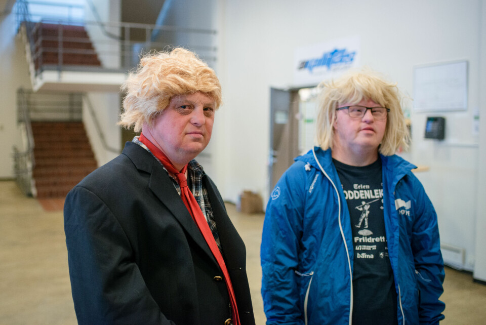 I fjor åpnet Erna Solberg Kulturgruppefestivalen og fikk møte seg selv i Jan Helgesen sin skikkelse. Da var Eivind Kvålen (nå som Trump) utkledd som Sylvi Listhaug og løp rundt med en håv for å fange ulovlige innvandrere.